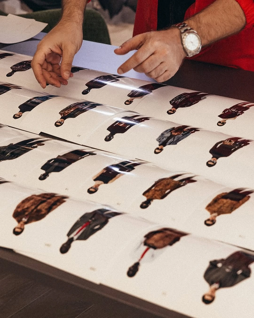 Lisa theo mốt không quần với Ferrari