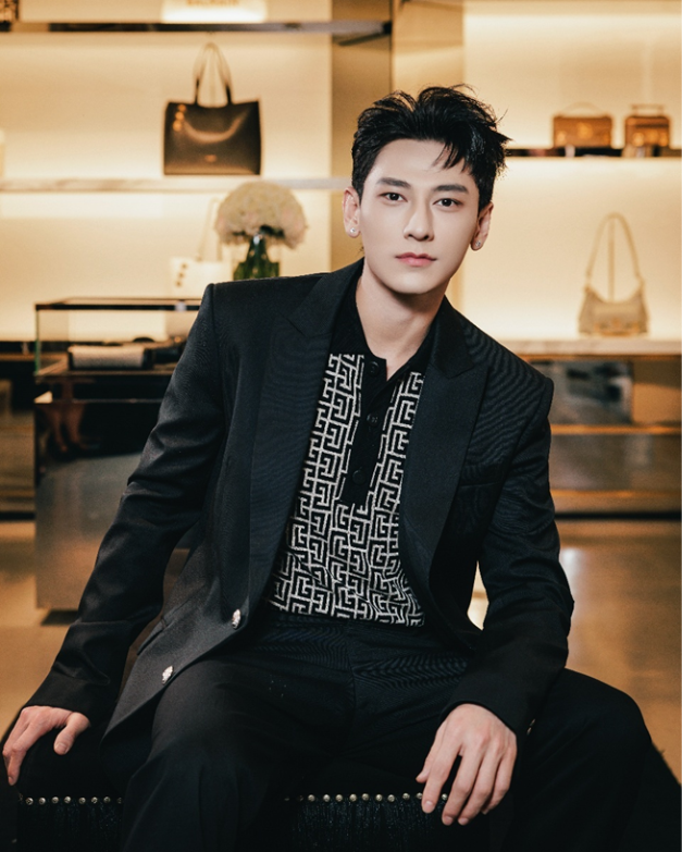 Isaac gây ấn tượng với phong thái lịch lãm trong bộ vest kết hợp áo polo monogram PB – hoạ tiết mê cung trứ danh. 