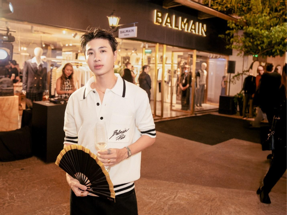 Stylist Phạm Bảo Luận trong áo thun thiết kế trẻ trung từ thương hiệu 