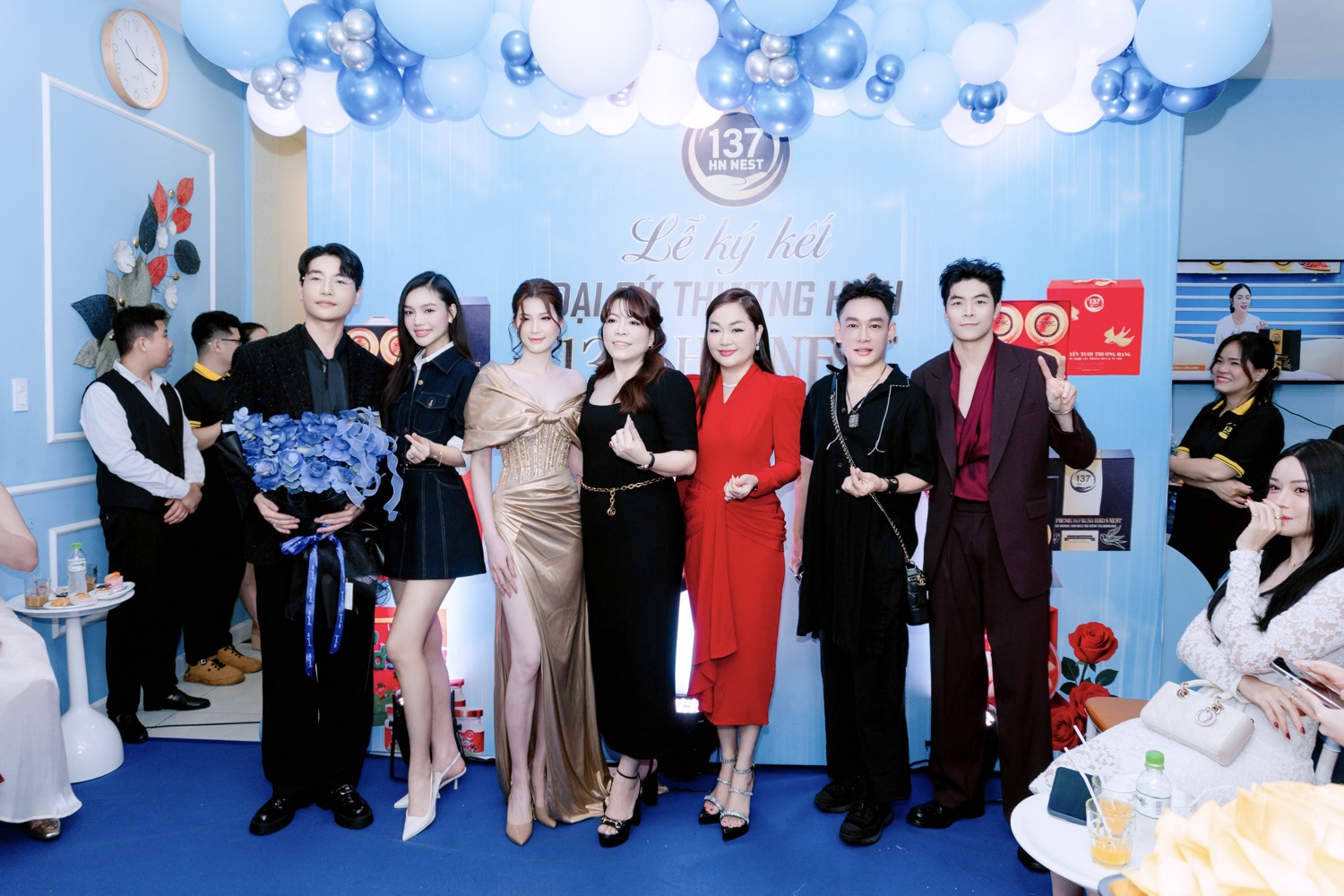 Hoa hậu Hoàng Thanh Nga diện váy đỏ nổi bật tại sự kiện