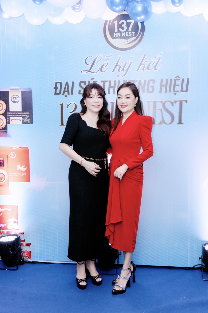 Hoa hậu Hoàng Thanh Nga diện váy đỏ nổi bật tại sự kiện