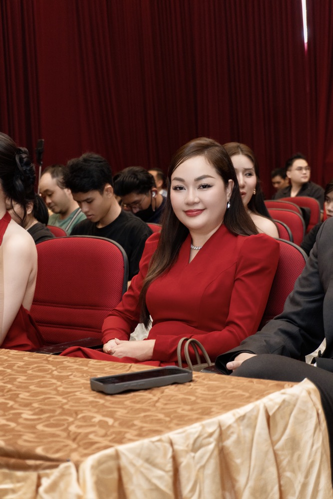 Hoa hậu Hoàng Thanh Nga diện váy đỏ nổi bật tại sự kiện