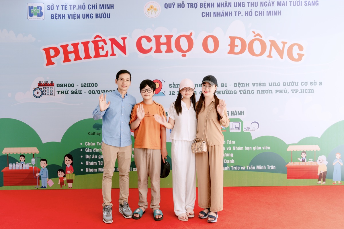 Hoa hậu Hoàng Thanh Nga đưa chồng đi du lịch nhưng vẫn không quên làm từ thiện