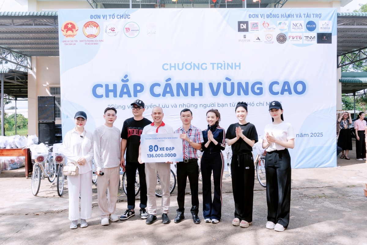 Hoa hậu Hoàng Thanh Nga đưa chồng đi du lịch nhưng vẫn không quên làm từ thiện