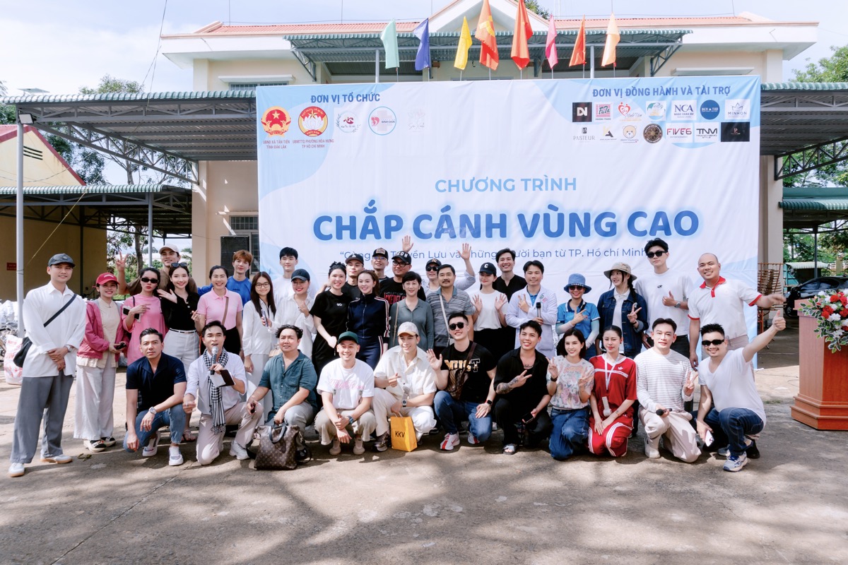 Hoa hậu Hoàng Thanh Nga đưa chồng đi du lịch nhưng vẫn không quên làm từ thiện