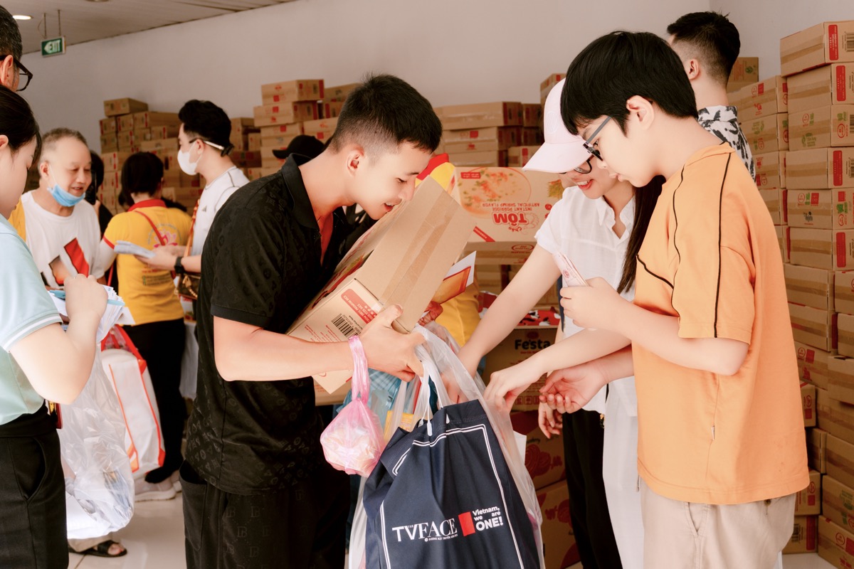 Hoa hậu Hoàng Thanh Nga đưa chồng đi du lịch nhưng vẫn không quên làm từ thiện