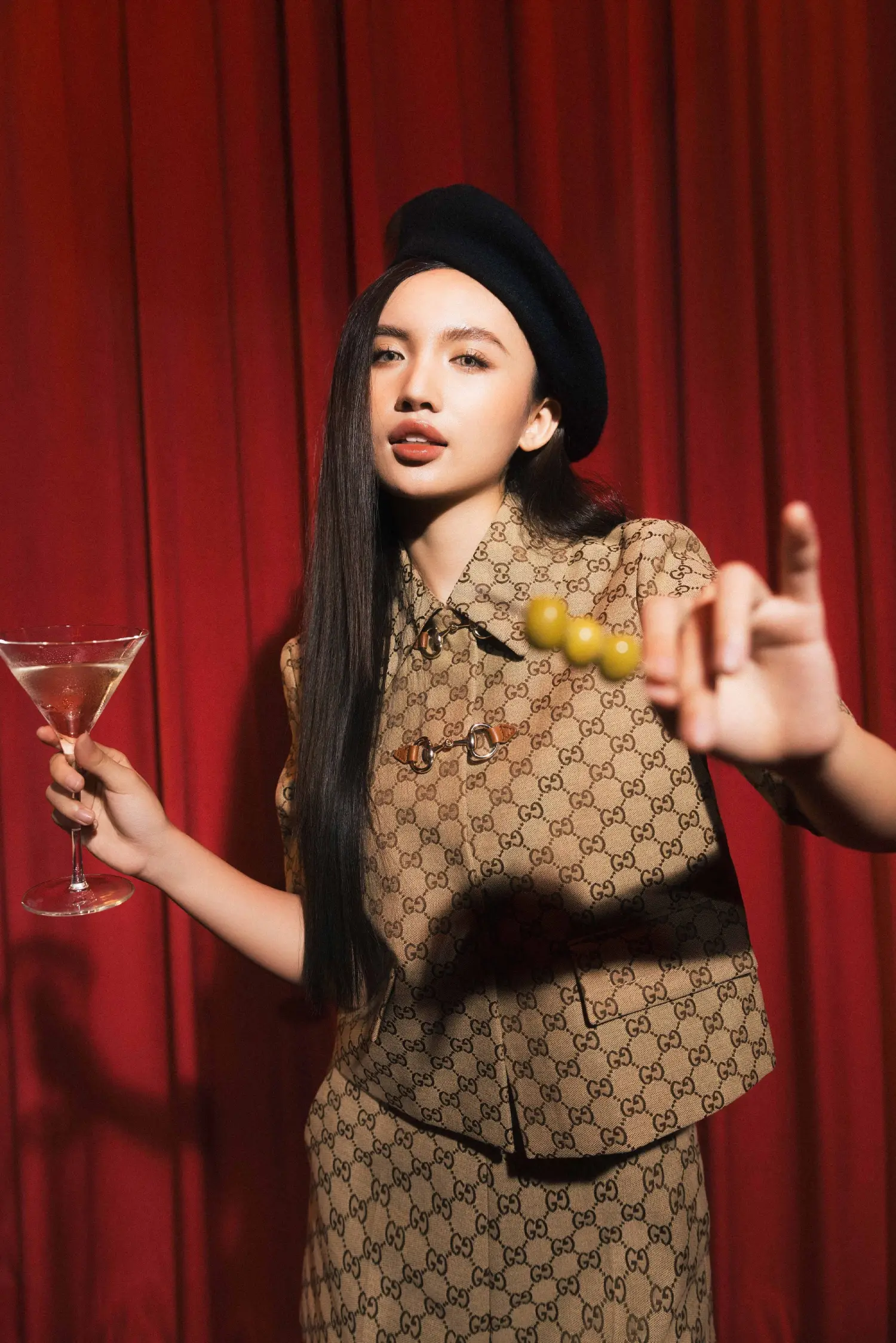 Tân binh LEXXY được ví như công chúa khi mặc đồ GUCCI