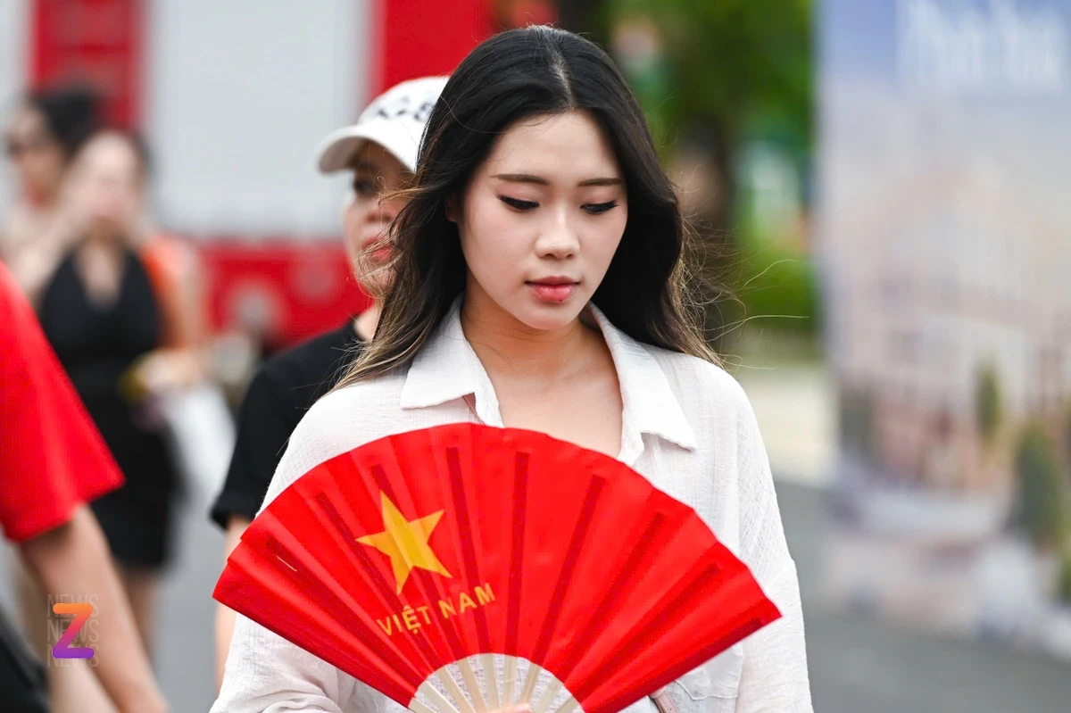 Hơn 50.000 khán giả đội mưa chờ đợi 8Wonder ở Hà Nội