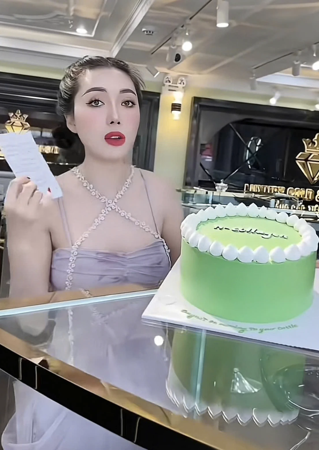 Ngân Collagen gây tranh cãi vì khoe thư tay của Louis Vuitton