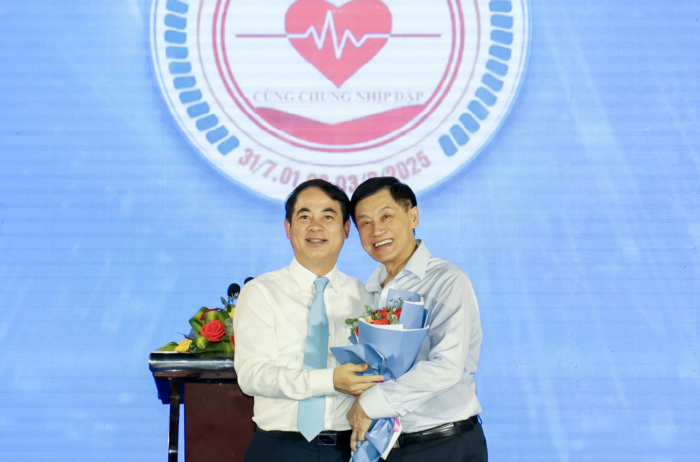 Ông Johnathan Hạnh Nguyễn đồng hành cùng 1.050 học sinh khó khăn Khánh Hòa