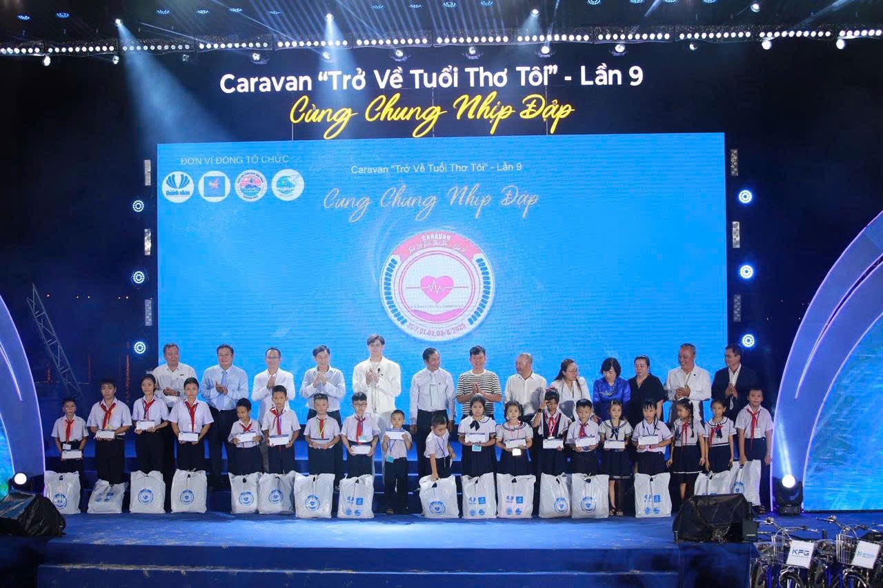 Ông Johnathan Hạnh Nguyễn đồng hành cùng 1.050 học sinh khó khăn Khánh Hòa
