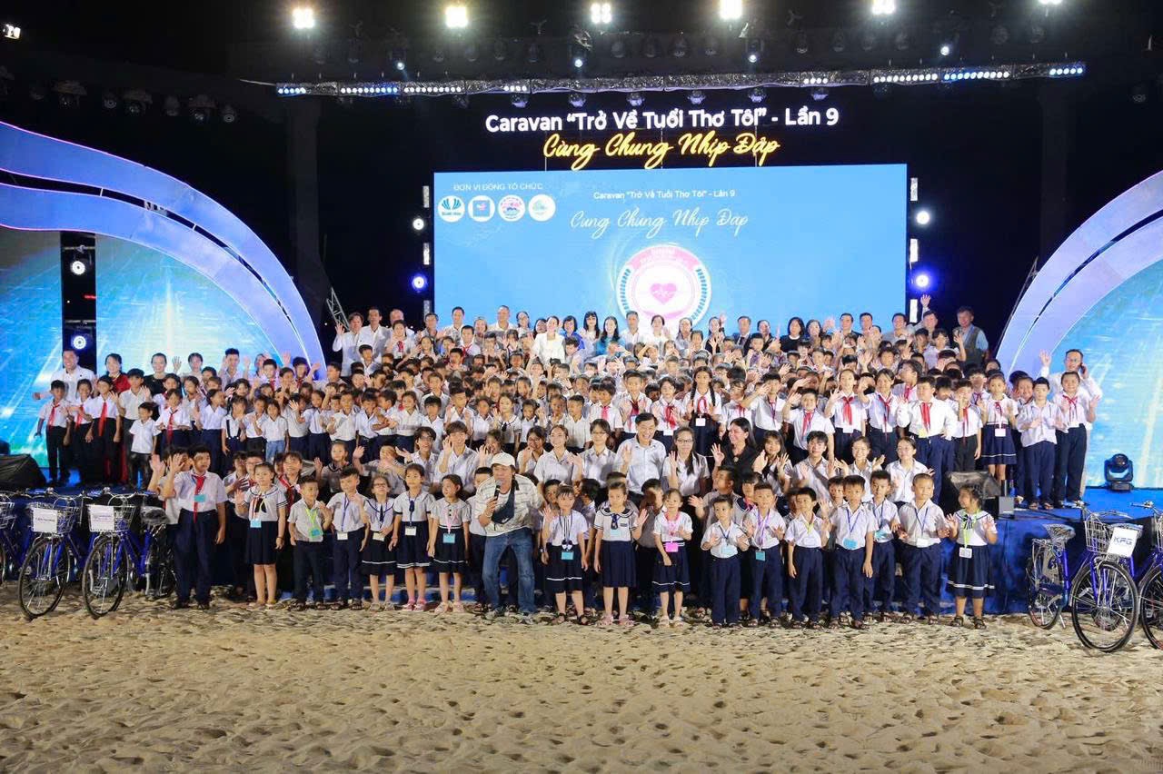 Ông Johnathan Hạnh Nguyễn đồng hành cùng 1.050 học sinh khó khăn Khánh Hòa