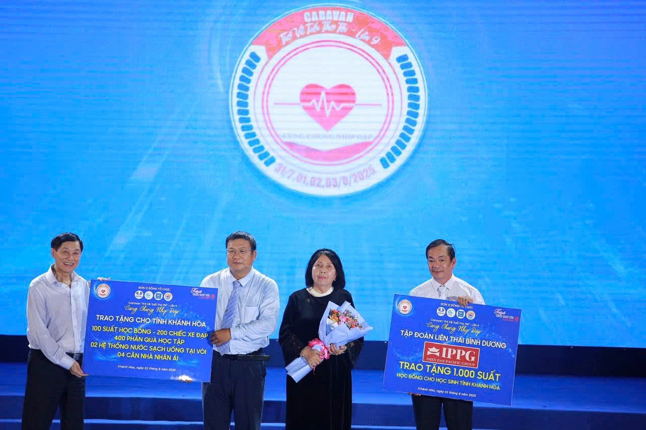 Ông Johnathan Hạnh Nguyễn đồng hành cùng 1.050 học sinh khó khăn Khánh Hòa