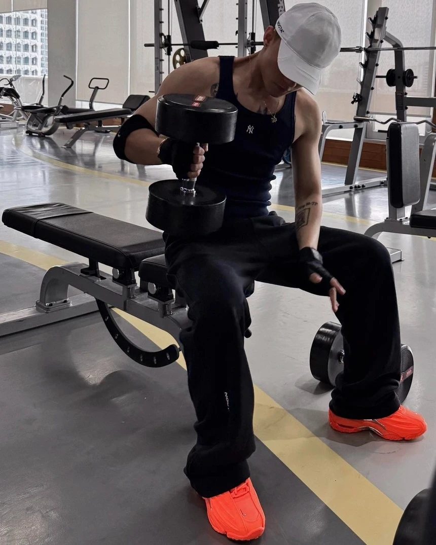 Sơn Tùng M-TP khoe body săn chắc trong loạt ảnh tập gym