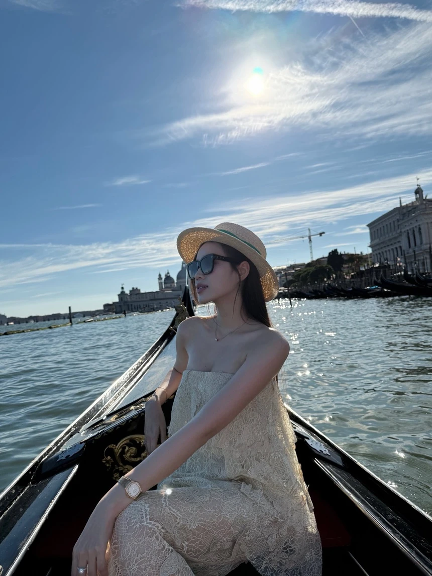 Đỗ Thị Hà gợi cảm ở trời Tây