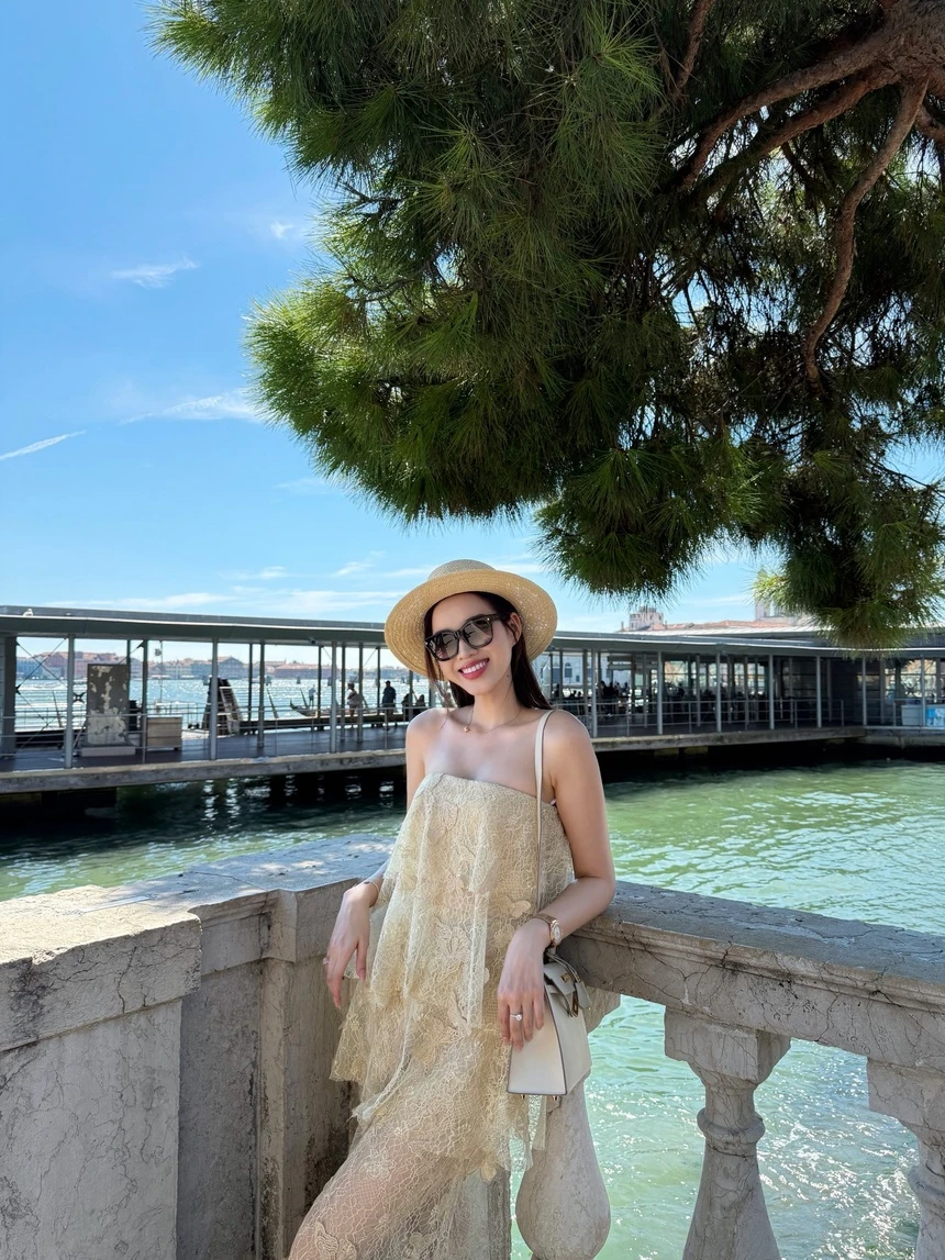 Hoa hậu Đỗ Thị Hà khoe sắc ở Venice với outfit hàng tỷ đồng