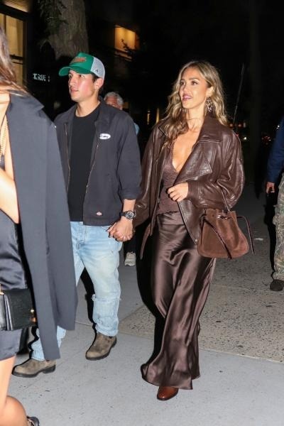 Jessica Alba công khai hẹn hò