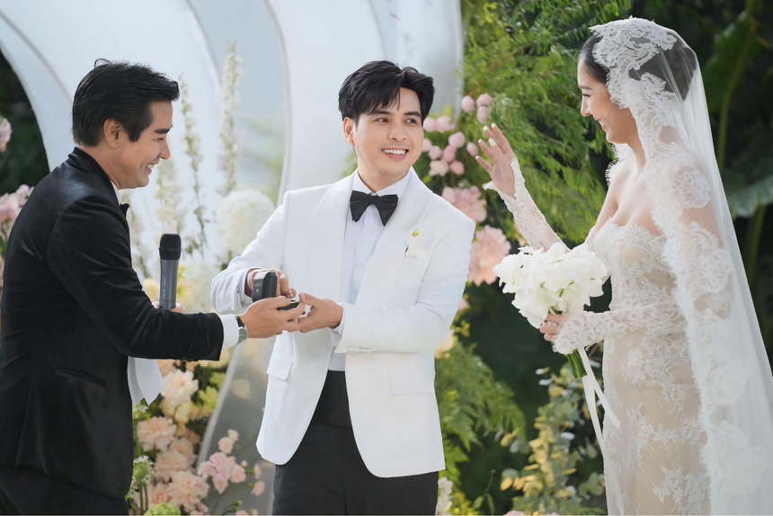 Đám cưới Hồ Quang Hiếu và Tuệ Như lãng mạn như khu vườn tình yêu