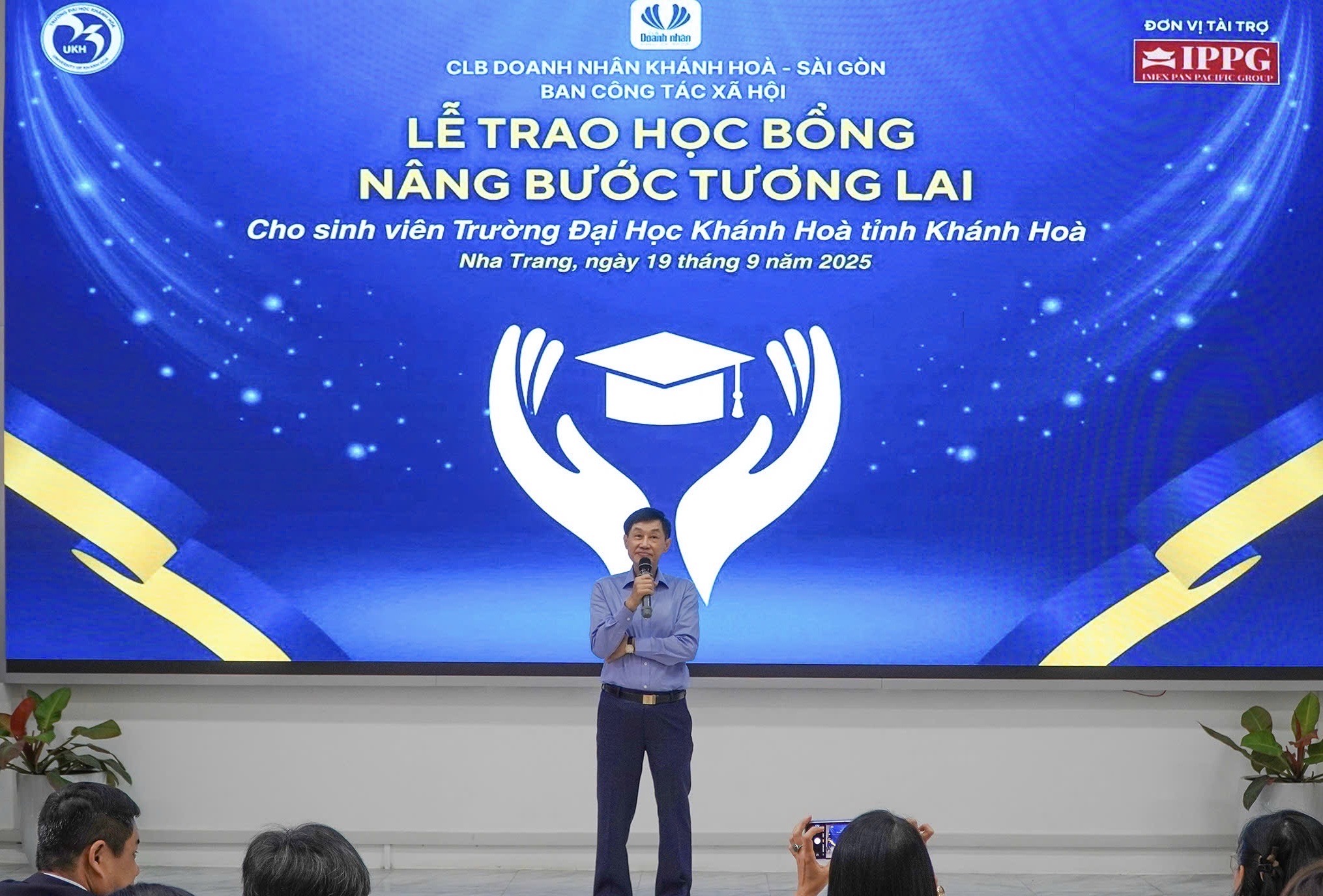 Johnathan Hạnh Nguyễn xúc động trao học bổng cho sinh viên Khánh Hòa