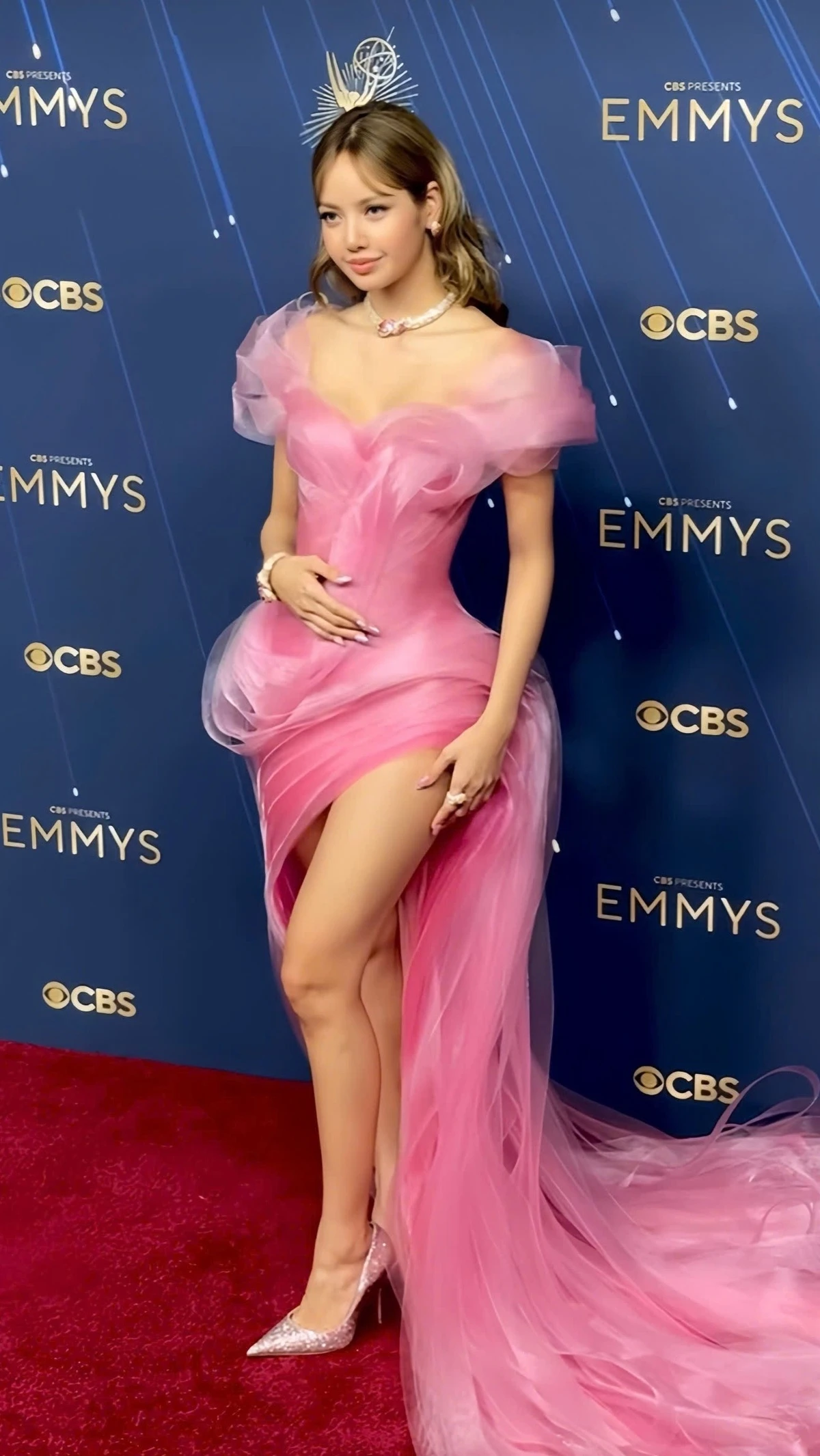 Lisa diện váy hồng Glinda-core gây bão tại Emmy 2025
