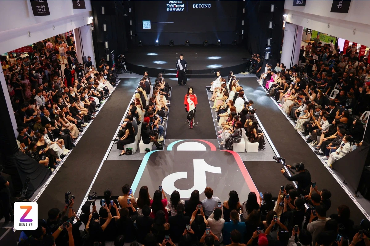 Hàng nghìn người xem những look 'độc lạ' tại Thời Trend Runway