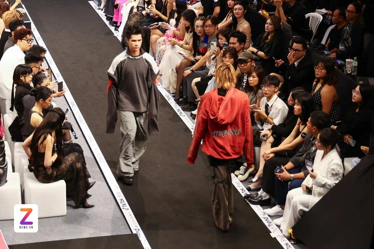 Hàng nghìn người xem những look 'độc lạ' tại Thời Trend Runway