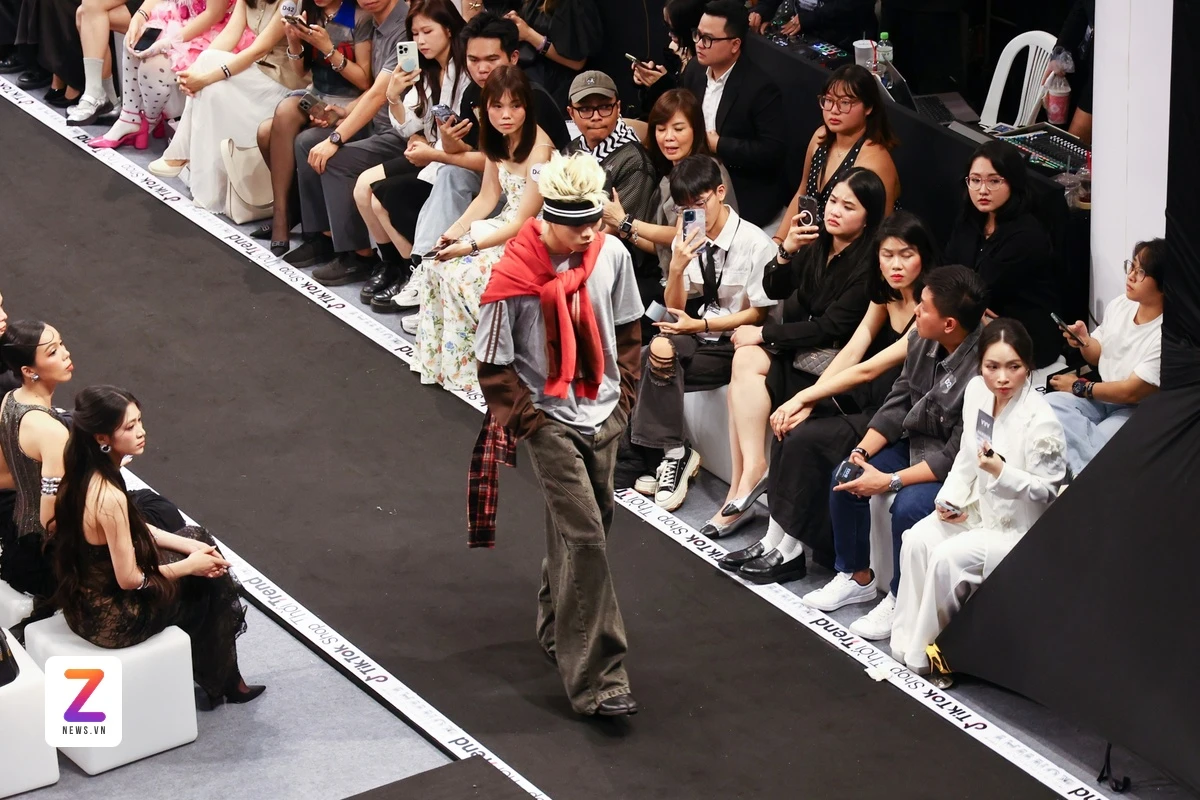 Hàng nghìn người xem những look 'độc lạ' tại Thời Trend Runway