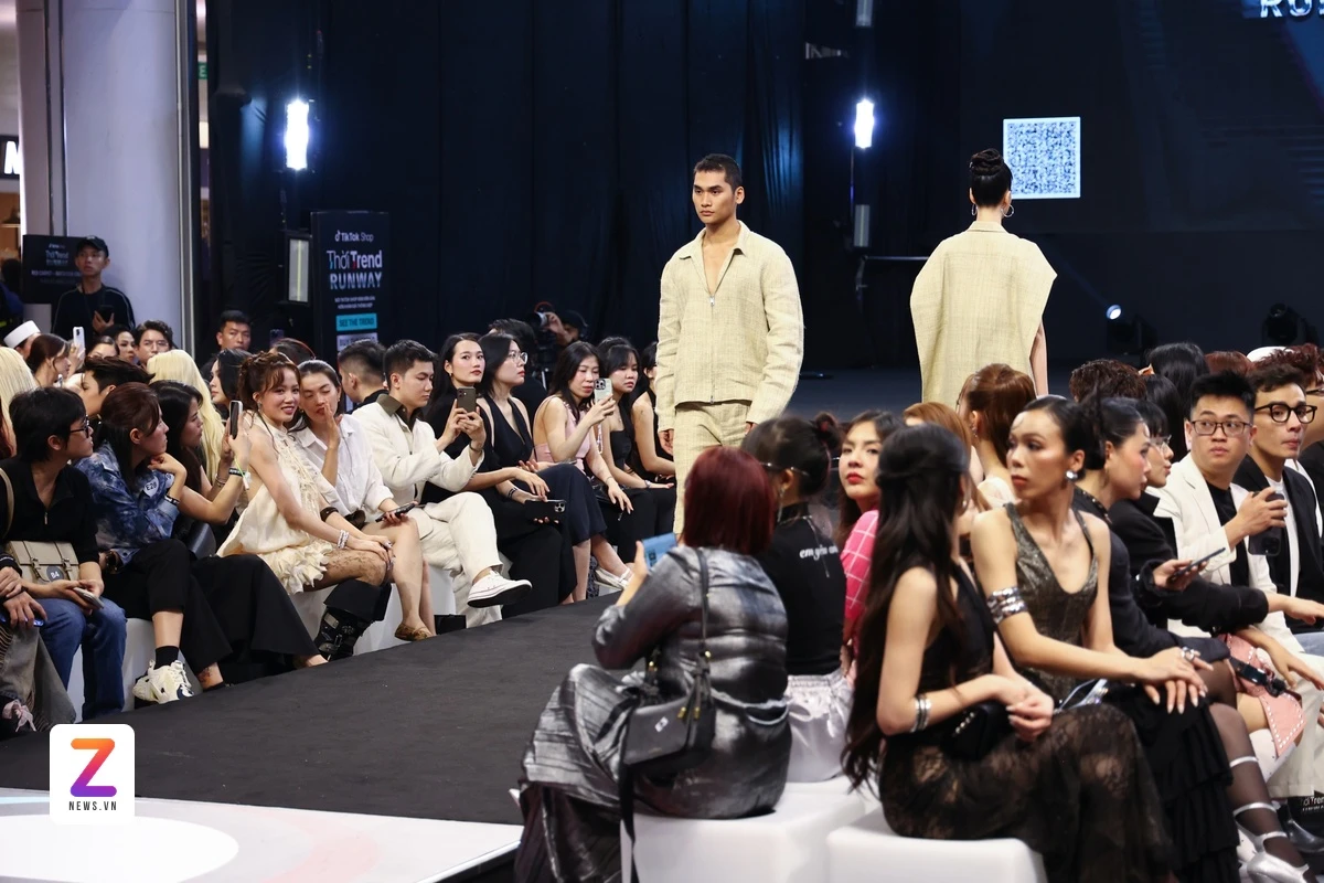 Hàng nghìn người xem những look 'độc lạ' tại Thời Trend Runway