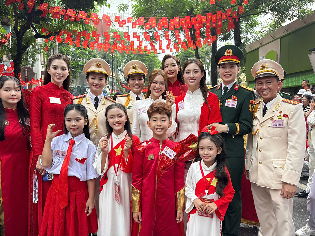 Hoa hậu Tiểu Vy, Lương Thùy Linh, Bảo Ngọc đồng diễn “Khí phách Việt Nam” tại sự kiện A80