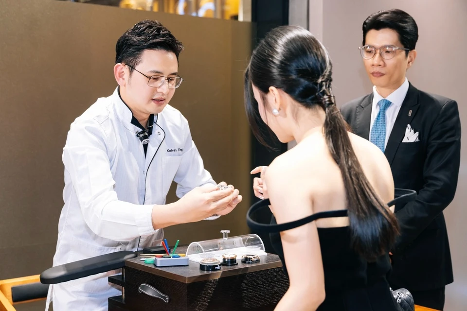 Hãng đồng hồ Thụy Sĩ tái hiện xưởng chế tác về TP.HCM